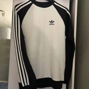 Adidas tröja  - En skön adidas tröja. Tröjan är i väldigt bra skick!  • Storlek XS (lite större i storlek), passar perfekt som storlek S 🌺 • Pris: 200kr + frakt 📦 