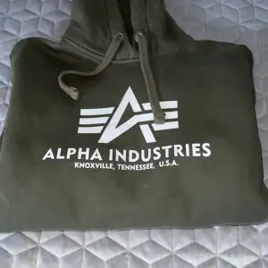 En fin hoodie från alpha industries