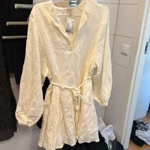 Klänning  - Klänning från H&M, aldrig använd