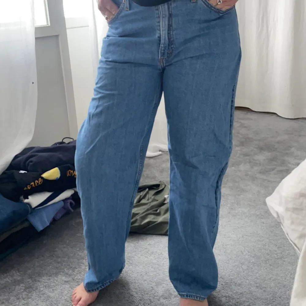 Ett par Levis jeans som är mid rise. Inte så mycket använda. I storlek W29 L30. Mamma har på sig byxorna på bilden men de är bara att höra av sig om ni vill ha flera bilder.😊. Jeans & Byxor.