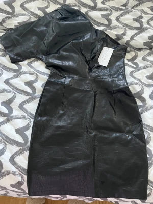 NA-KD dress - ny klänning, med en liten skada på kanten under armen, stl 34