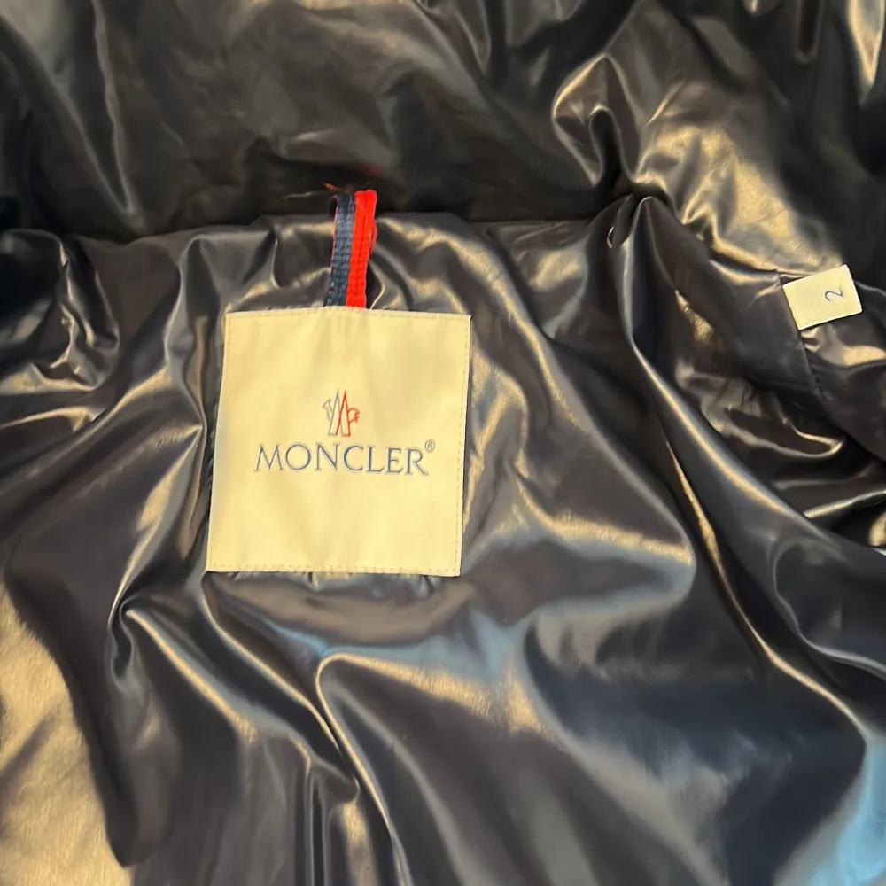 Moncler vinter lång jacka storlek 2 (s,m). Använde 1 år . Takit.