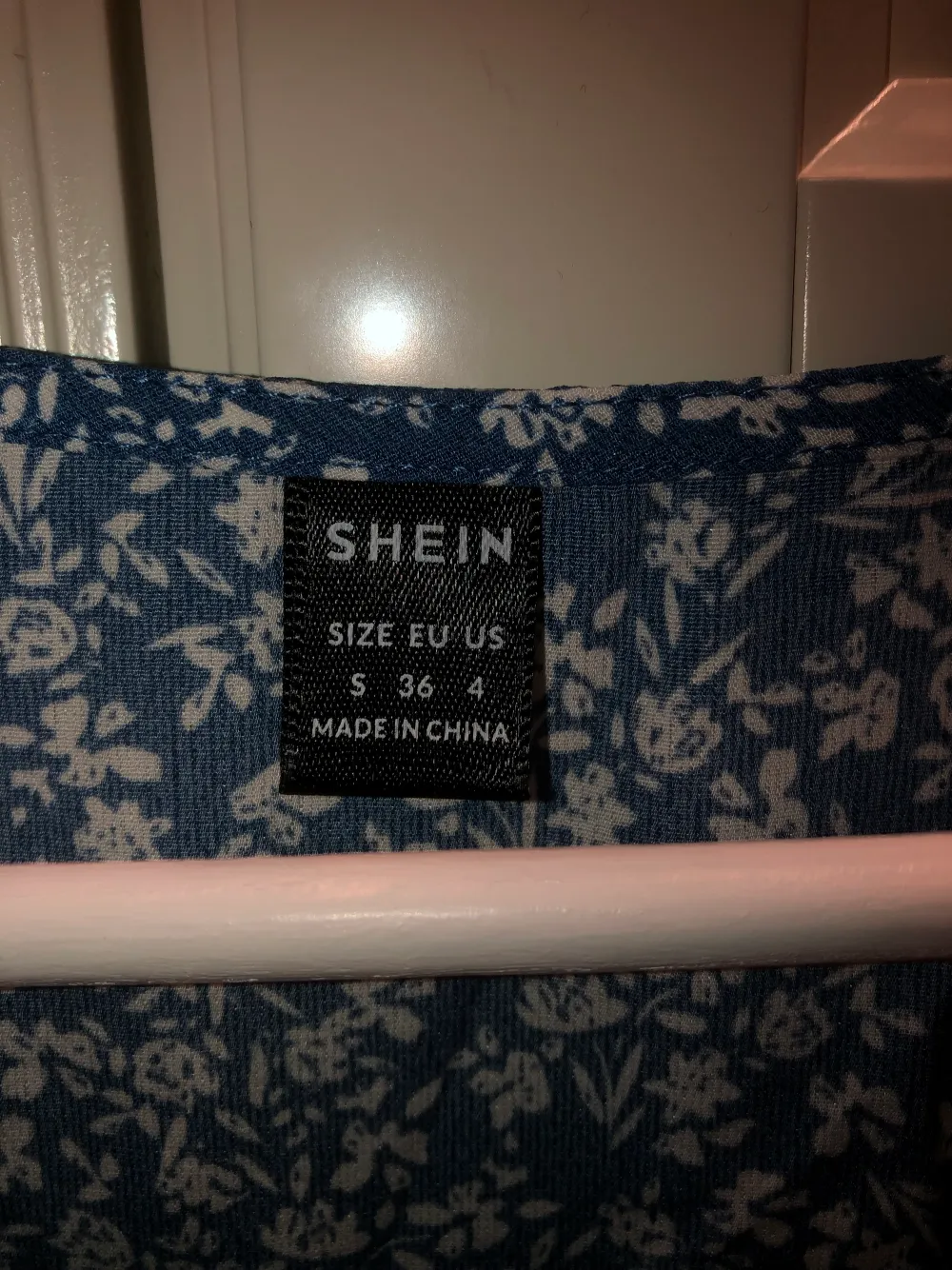 blå sommarklänning men vita blommor på, från shein i storlek 36, klänningen knyts på sidan vilket gör att storleken kan regleras, aldrig använd då den va för liten för mig💕. Klänningar.