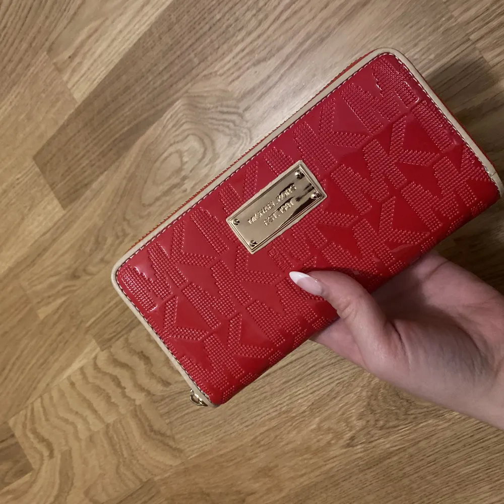En Michael kors plånbok, sällan använd så nästan nytt skick. Bra utrymme, snygg, glansig och praktisk.. Väskor.