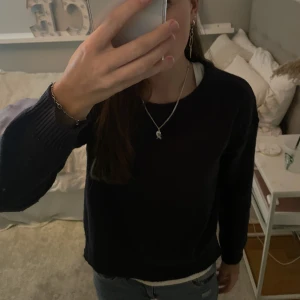 Mörkblå stickad tröja  - Mörkblå stickad tröja ifrån Asos som är helt slutsåld!! Superfin men rensar garderoben och måste tyvärr sälja😩❤️Storlek XS, 200 +  spårbar frakt. 