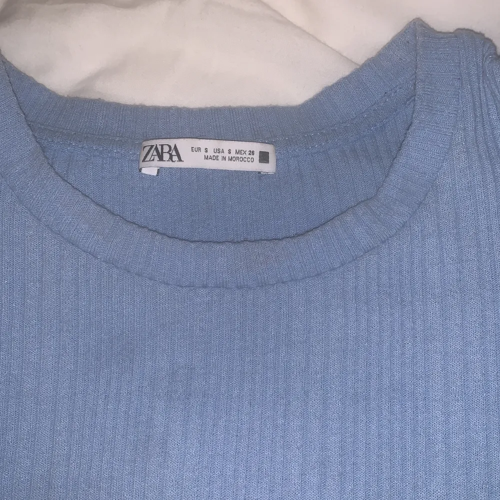 Jag säljer denna super fina tröjan från Zara. Är knte helt nöjd med färgen därför väljer jag att sälja den😊. T-shirts.