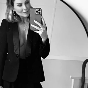 Zara Smoking kavaj - Jättefin kavaj som passar jättebra till en söt klänning eller bara för att klä upp en topp! Använd fåtal gånger, nyskick. Nypris 799kr    Köparen står för frakt💓