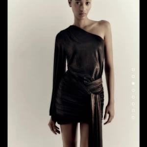 Klänning zara - Så så fin klänning ifrån zara som är så jäkla snygg men som tyvärr är lite för liten för mig. Den är storlek M men passar allt ifrån XS till M. Otroligt snyggt, slutsåld överallt går därför inte att få tag på!💋 Aldrig använd & prislappen kvar. Lånad bild🫶🏻