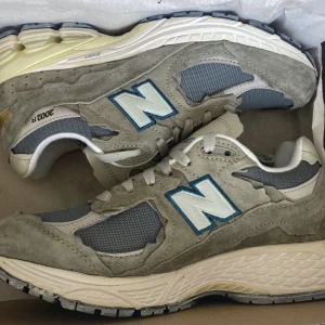 New balance skor  - Säljer mina New balance skor som jag köpt i Sicilien, i butiken FELICIOTTO. Riktigt balla skor som jag inte sett någon annan har, mer än Alice Stenlöf 