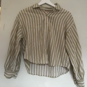 Levi’s randig Skjorta - Fin Levi’s gulrandig skjorta i storlek S. Säljer eftersom den är för liten för mig. I bra skick
