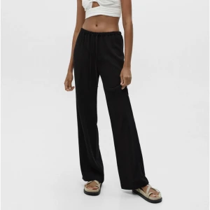 Raka byxor - pull & bear - Snygga, mjuka, raka byxor som inte kom till användning då jag fick 2 par. Gott skick, storlek M men skulle säga mer som en S. Nypris 299kr