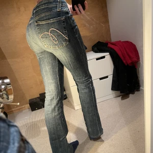Lågmindaje bootcutjeans👌🏼👌🏼 - Så söta men lite unikare lågmidjade bootcut jenas. Inga skador och varsamt använda, söta glitter detaljer på bakfickorna. Midjemått 84cm Innerben 78 cm 
