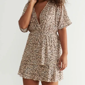 Klänning - Så fin klänning i storlek M - lite stor i storleken så skulle säkert passa L 💘 Endast testad med lapp kvar, inte använd 🤍