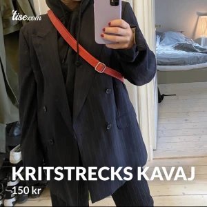 Kritstrecks kavaj - Köpt second hand, med axelvaddar
