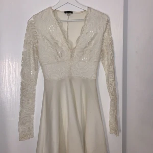 Student/avslutningsklänning  - Superfin vit klänning med spets som passar perfekt till student eller avslutning! Använd en gång! 