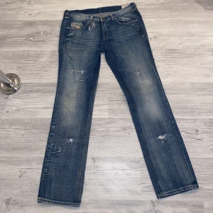 Diesel industry jeans  - Säljer dessa skitsnygga lågmidjade diesel jeans då dom är för små för mig, dom är W31/L32 men är väldigt små i storleken. Tryck inte på köp direkt, utan kontakta mig först!  Köpare står för frakten!