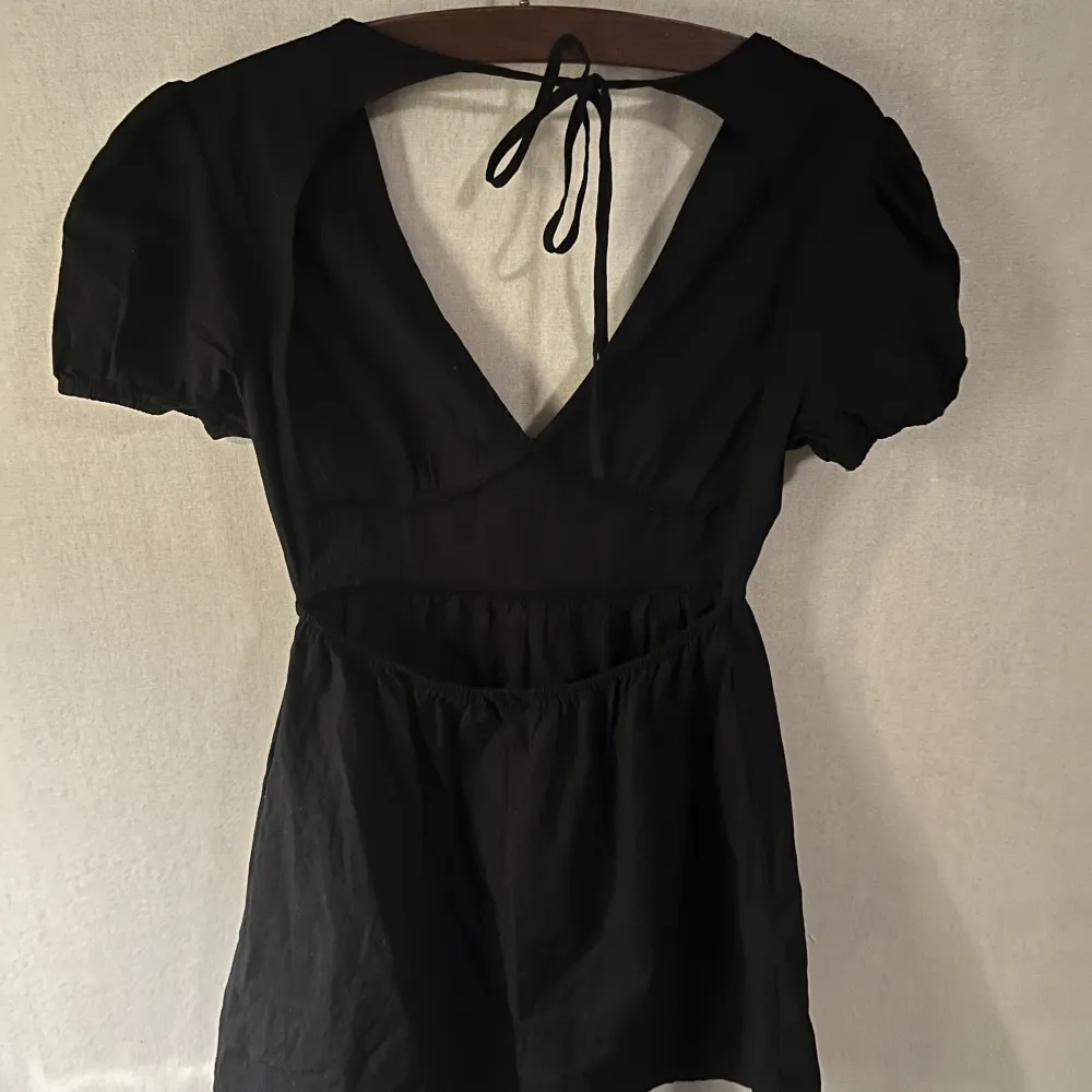 Säljer en jätte fin och gullig svart klänning! Säljer då den var lite för stor för mig, den är i storlek S💗. Klänningar.