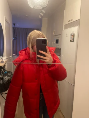Röd vinterjacka - Jätte fin jacka från Nakd! Nästan helt oanvänd då jag har en del jackor! Storlek 38 sitter super på mig som är en 36/38 i normala fall. 
