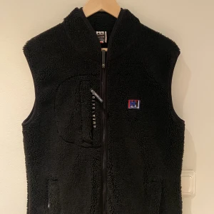 Väst från Sweet SKTBS X Helly Hansen - Fleeceväst i storlek M som används varsamt. 
