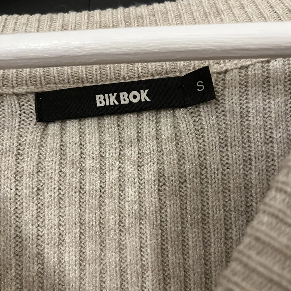 En jätte fin beig tjockare tröja från Bikbok, använd ca 2 gånger. Är i nyskick, jätte fin att bara styla till ett par jeans.  Kör för 350 kr  Säljer för 150+ frakt 📦 . Tröjor & Koftor.