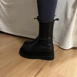 Svarta boots dam - Nypris 1500 kr Storlek 38 Boots från K.Cobler i svart skinn med en tjockare sula. Ganska smala i skaftet så skulle säga att den passar dig med storlek 37. Sambon upplevde dem för små och är en 38-39 . De är endast använda en gång och i väldigt bra skick. 