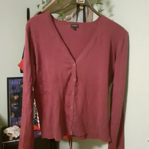 Vinröd Tröja   - Fin vinröd tröja från Lindex i bra skick. Storlek L och knapparna går att knäppa upp. 🌸 Frakt: 60