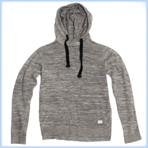 Grå Jack & Jones Tröja - GRÅ JACK & JONES TRÖJA STORLEK: M NYPRIS: 300kr MÄRKE: Jack And Jones  SKICK: Gott skick   MÅTT: PTP:46cm ARM:54cm