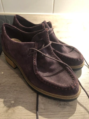 För kvinna - Skor helt nya 