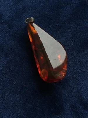 Berlock bärnsten  - Stor bärnsten med hänge stämplat 835 silver  