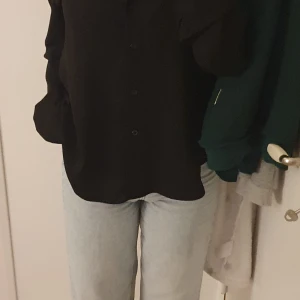 Skjorta - Säljer denna sjorta från h&m. Använt endast till min farfars begravning i oktober 2022. Den är i jätte bra skick och materialet är väldigt skönt. För mer bilder så är det bara o kontakta mig