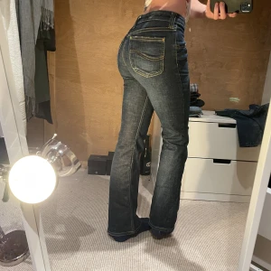 Lee lågmijade jeans  - Lågmidajde bootcut jeans från lee i en relativ mörkblå färg. Sitter bra och är sköna.❤️😸