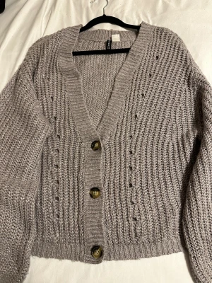 Grå stickad tröja  - Skriv innan köp! Skön stickad tröja från H&M. Säljer för den inte kommer till användning längre. 