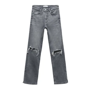 Zara jeans med slits  - Super fina jeans från zara, med slits & hål vid knäna! Sparsamt använda, passar ngn runt 1,72 i längden precis❣️