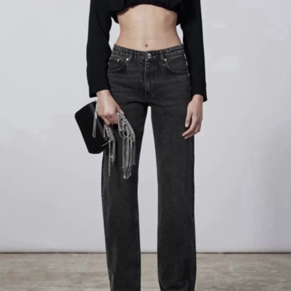 Säljer dessa mid rise jeans i storlek 36, modell mid rise från zara💕. Jeans & Byxor.