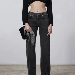 jeans - Säljer dessa mid rise jeans i storlek 36, modell mid rise från zara💕