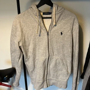 Polotröja  - Fin Polotröja utan slitningar.