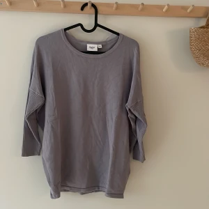 Stickad tröja - Fin stickad tröja från saint tropez. Använd väldigt få gånger💕