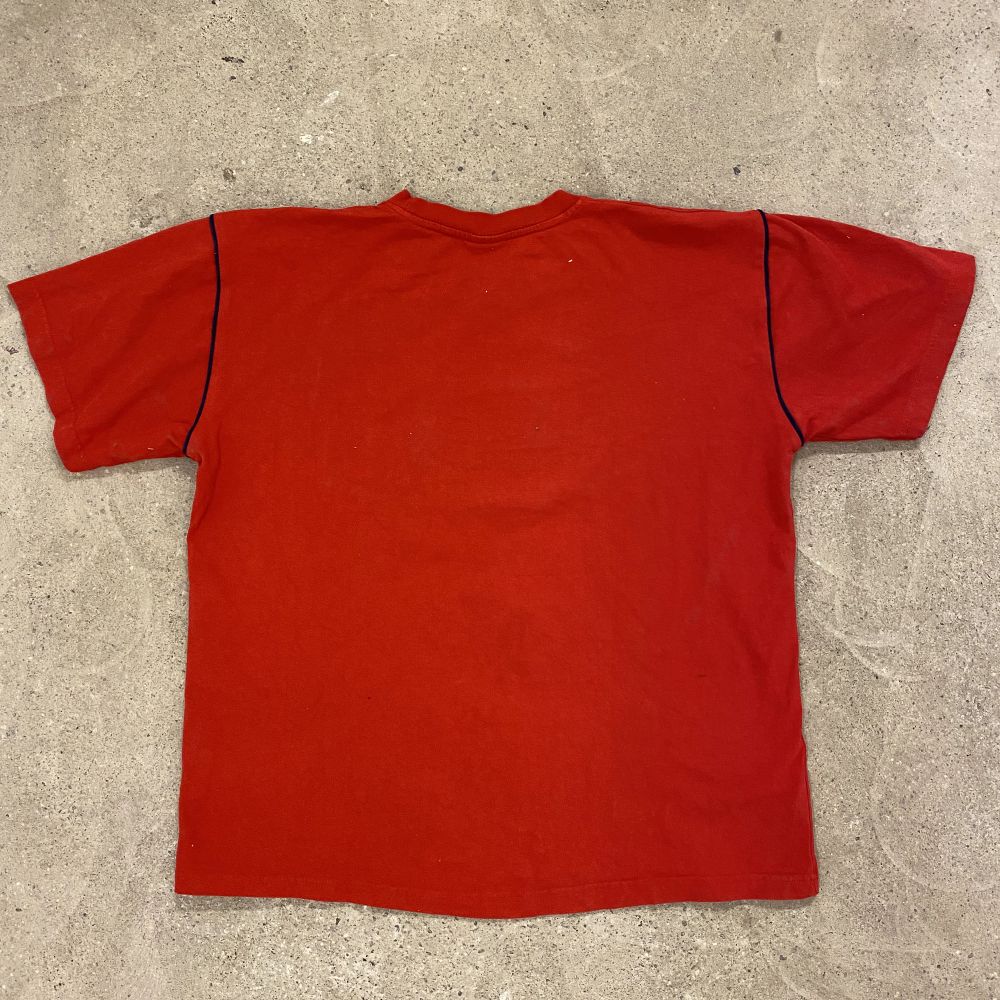 En vintage Von Dutch T-shirt i storlek M-L. T-shirten är i fint skick med endast en liten fläck vid axeln. Vid fler frågor eller mått tveka inte att kontakta oss!. T-shirts.