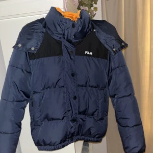 FILA jacka - Jag säljer min (nästan) oanvända vinterjacka eftersom jag helt bytt stil från förra året! I nypris kostar den 800kr. Jag har storlek s. Luvan är avtagbar och jackan har  fickor med dragkedjor :) 