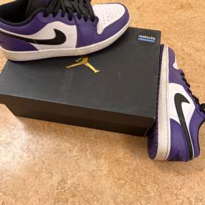 Ett par Jordan 1 low court purple i bra skick. Endast är att dom är lite smutsiga men de går att lösa. Pris kan diskuteras
