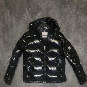 Moncler Maya Storlek S = 1 Skick 9,5/10 Pris 1800kr QR kod finns!!!  Möts i Västerås, Fraktar över hela Sverige Spårbar frakt (69kr) ///