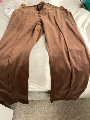 Juicy couture byxor/set - Fick detta som present men passar inte mig. Jag har koftan till denna men den hör ihop med byxorna som har fickor. 2000kr för hela setet. Något separat kan diskuteras privat 
