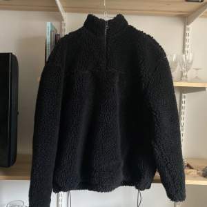 Jacka i svart pile (fleece-liknande) från Weekday. Storlek XS, men väldigt rymlig.  Perfekt att ha som jacka då den håller värmen! 
