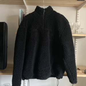 Weekday Pile Jacka - Jacka i svart pile (fleece-liknande) från Weekday. Storlek XS, men väldigt rymlig.  Perfekt att ha som jacka då den håller värmen! 
