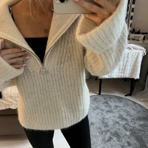 Stickad tröja H&M - Säljer min fina stickade tröja från H&M som tyvärr inte kommer till användning. Obs lånad bild❣️