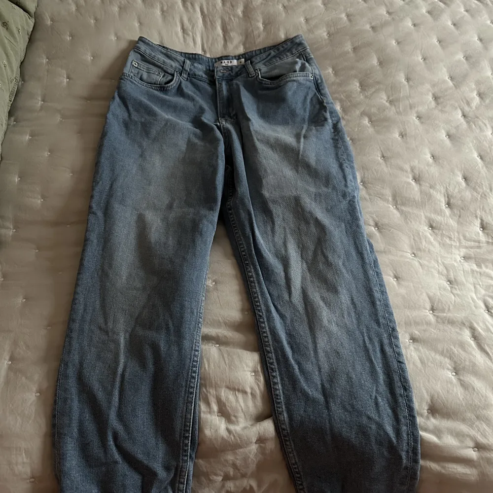 Raka jeans från nakd i storlek 40. Fin jeans färg. Använd cirka två gånger. Dom Känns mer som en 38.. Jeans & Byxor.