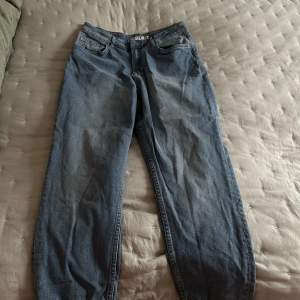 Raka jeans från nakd i storlek 40. Fin jeans färg. Använd cirka två gånger. Dom Känns mer som en 38.