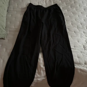 Kostymbyxor nakd - Svarta kostymbyxor från nakd. I storlek 36. Använda en gång. 