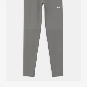 Nike tränings byxor  - Säljer dessa tränings byxor, föratt de aldrig kommer till användning. Det är storlek XS/S men skulle även säga att det passar M. Köparen står för frakt. Ny pris 400kr Bilden är snodd men, köparen kan få fler bilder skickade om det behövs. 