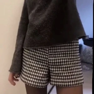 Zara shorts  - Söta zara shorts, lånad bild! Storlek S kan passa M oxckså, köp för 200kr direkt ! <3